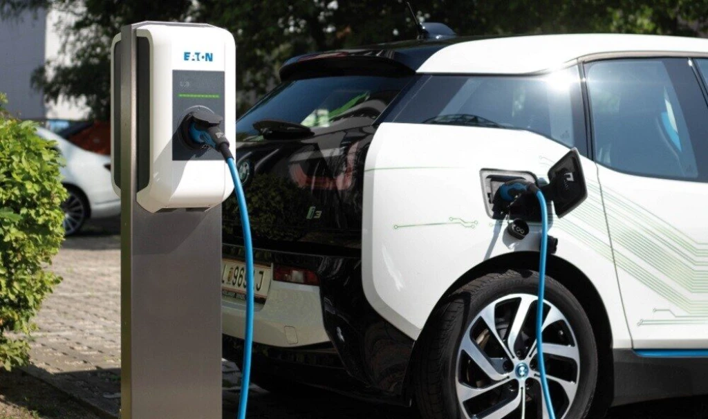 Dobíjecích stanic pro elektromobily přibývá. V&nbsp;Česku jich je přes čtyři tisíce