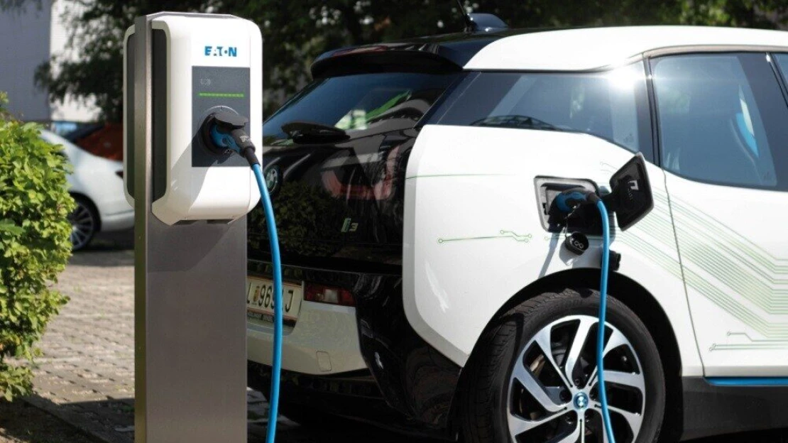 Dobíjecích stanic pro elektromobily přibývá. V Česku jich je přes čtyři tisíce