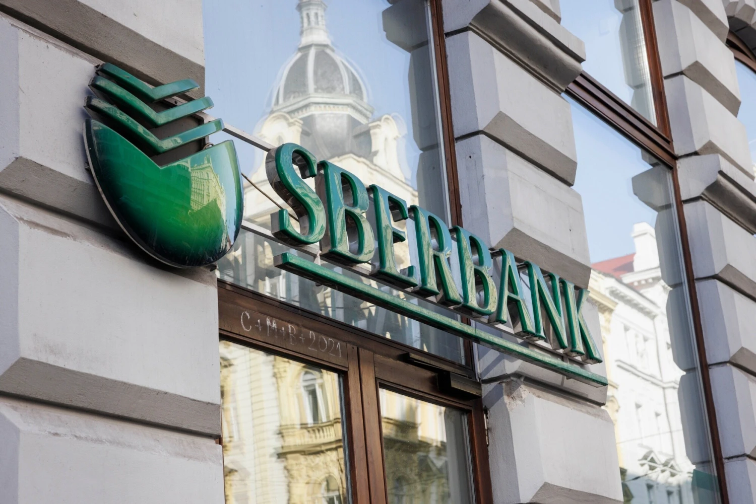 Věřitele zkrachovalé Sberbank vyplatí Komerční banka. Náhrada bude bezhotovostní