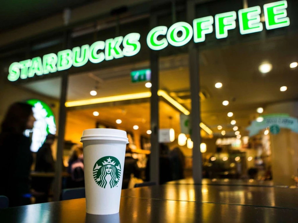 Starbucks hlásí ve čtvrtletí rekordní tržby. Snížil ale výhled