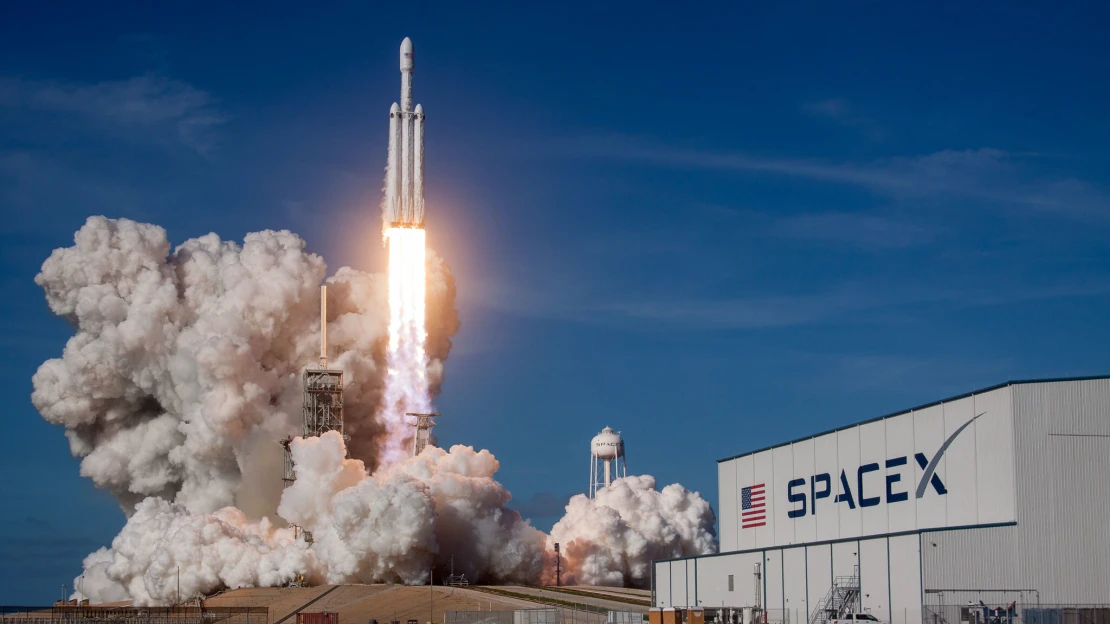 Historický moment pro SpaceX. První neprofesionální astronaut vystoupil do volného vesmíru