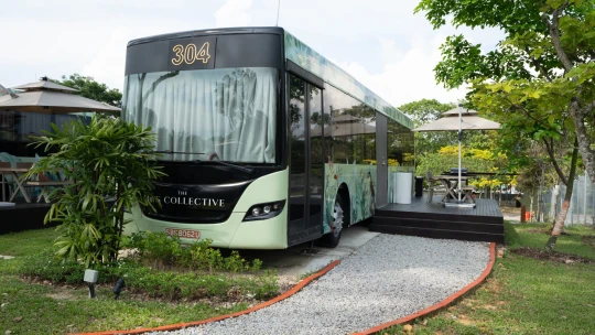 Noc v&nbsp;autobuse za sedm tisíc. Singapur vybudoval z&nbsp;MHD luxusní hotel