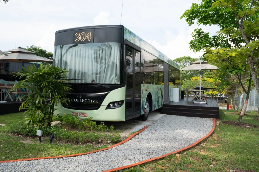 Noc v&nbsp;autobuse za sedm tisíc. Singapur vybudoval z&nbsp;MHD luxusní hotel