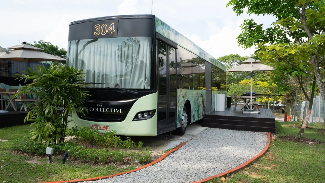 Noc v autobuse za sedm tisíc. Singapur vybudoval z MHD luxusní hotel