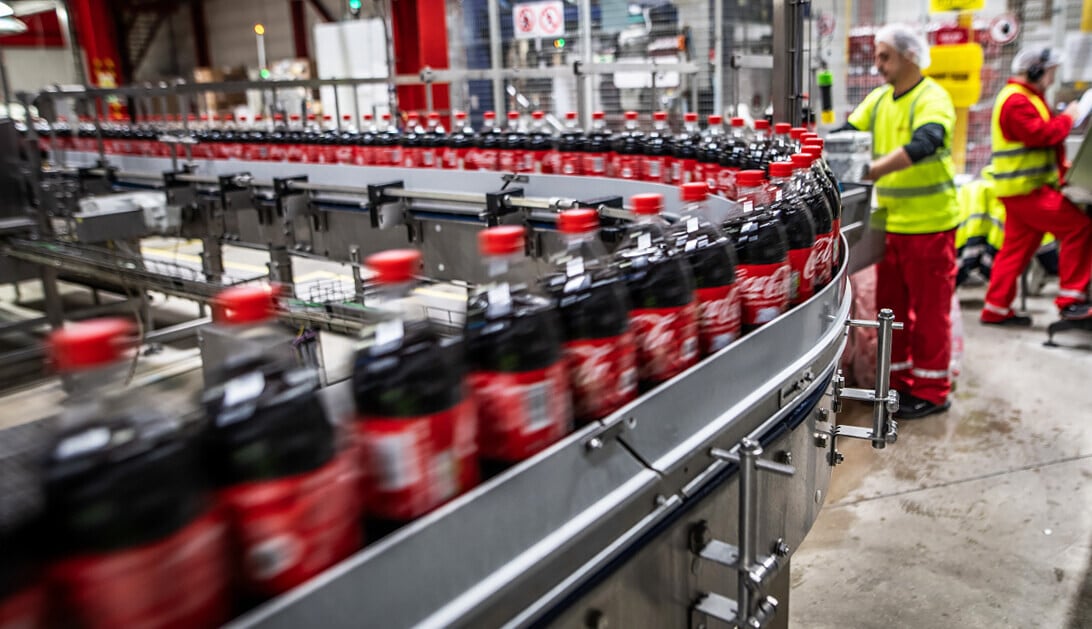 Tady se rodí „česká“ Coca-Cola. Podívejte se do fabriky v pražských Kyjích