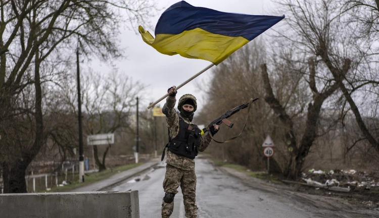 Ukrajinský voják s vlajkou, ilustrační foto