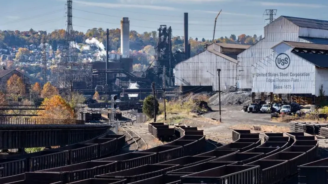 Americkou U.S. Steel kupuje japonská Nippon Steel. Zaplatí za ni 335 miliard korun