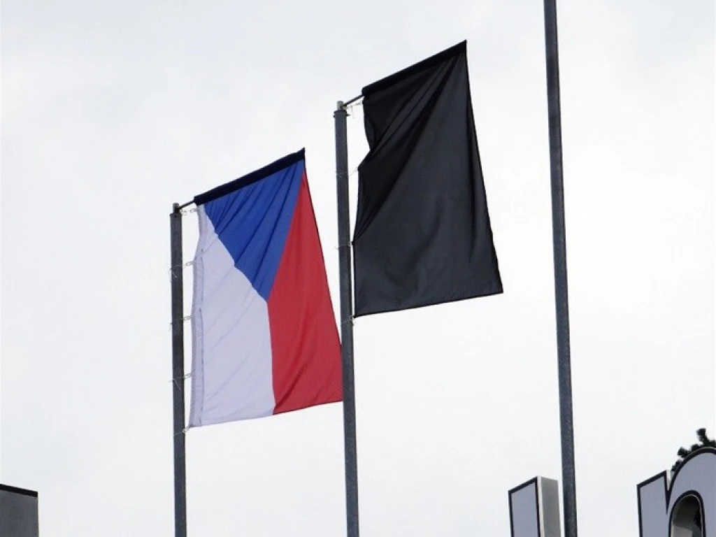Minuta ticha, svěšené vlajky. Česko uctilo památku obětí střelby