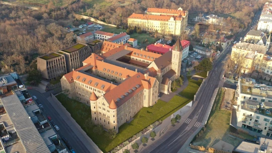 Pěšky až na Hrad. Na Smíchově vyroste luxusní hotel a&nbsp;promění i&nbsp;okolí