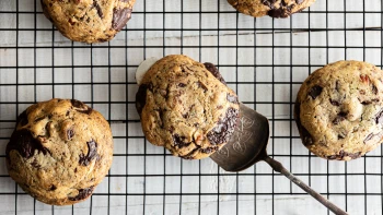 Dokonalé americké cookies. Zvenčí jsou křupavé a&nbsp;uvnitř krásně měkké