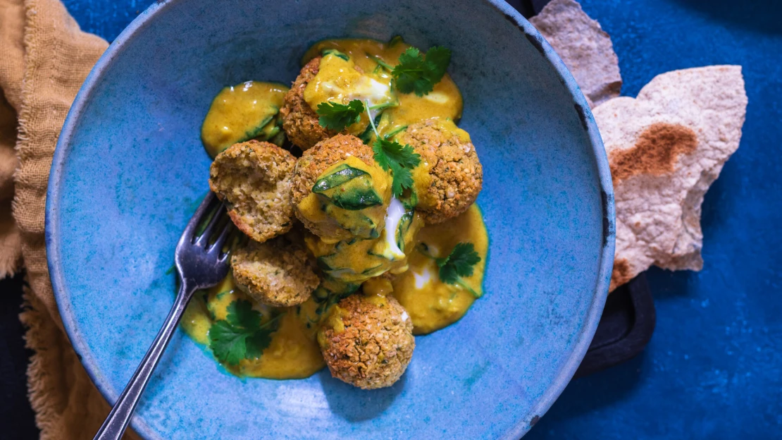 Zdravý, veganský & světový. To je pečený falafel s jemnou kari omáčkou