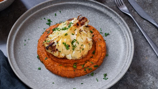 Veganuary po&nbsp;španělsku. Mandlová salsa romesco &amp; pečený květák