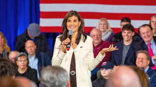 Sama proti Trumpovi. Kdo je republikánská kandidátka Nikki Haley?