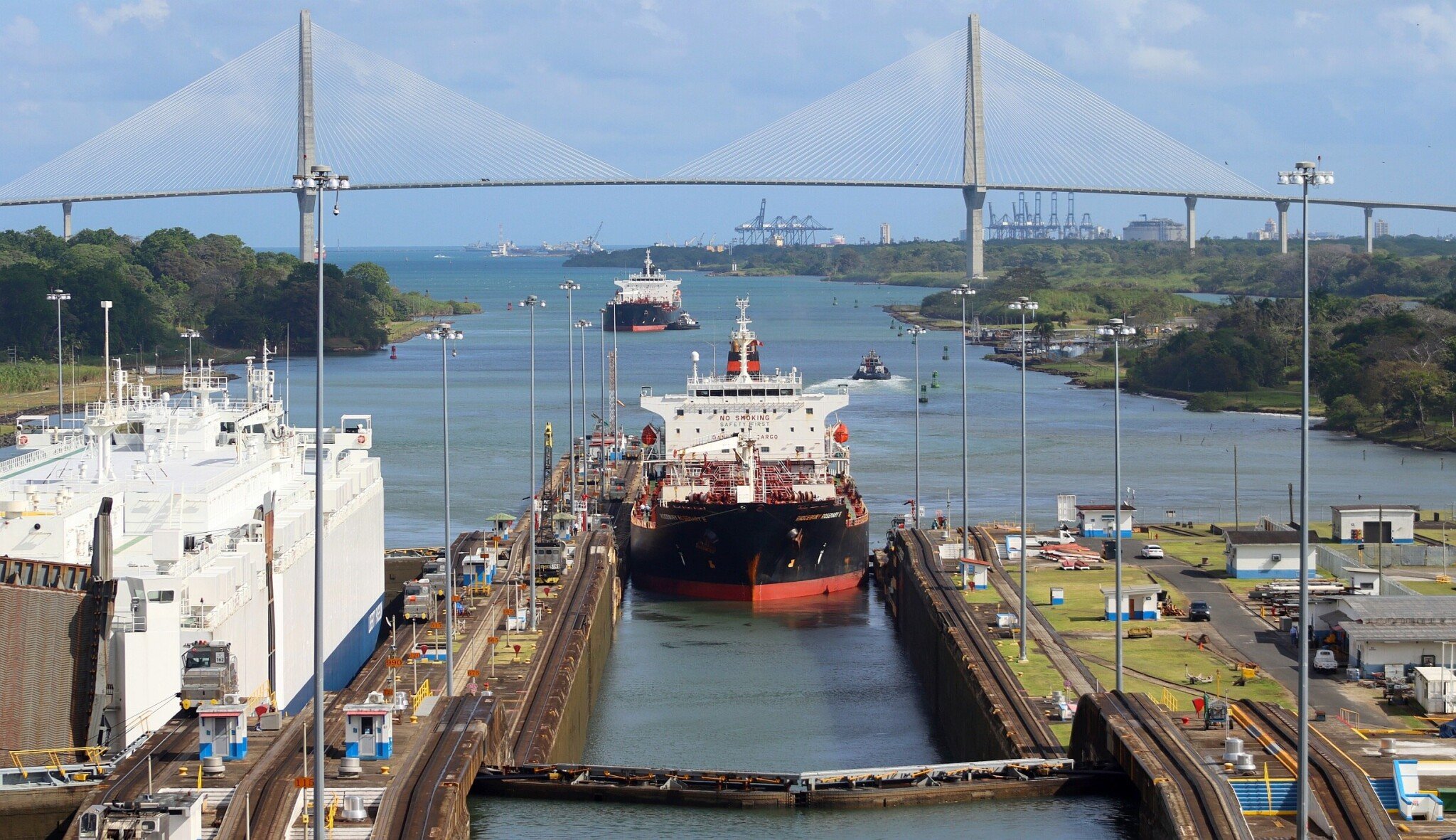Suez i Panama v problémech. Co komplikuje dopravu ve dvou klíčových průplavech?