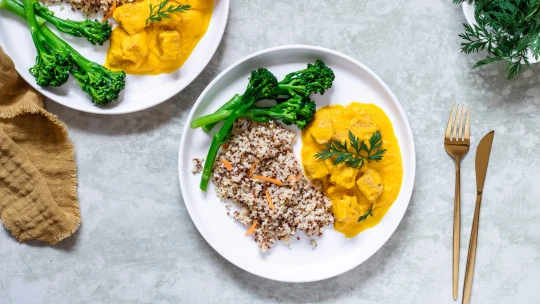 Ulehčí vaření, odlehčí jídelníček a&nbsp;obohatí jej živinami. Tempeh s mrkvovou omáčkou má vše, co potřebujete