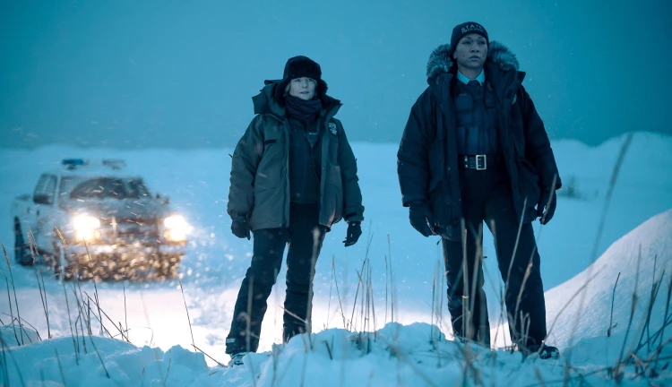 Jodie Foster (vlevo) a Kali Reis v seriálu Temný případ: Noční krajina