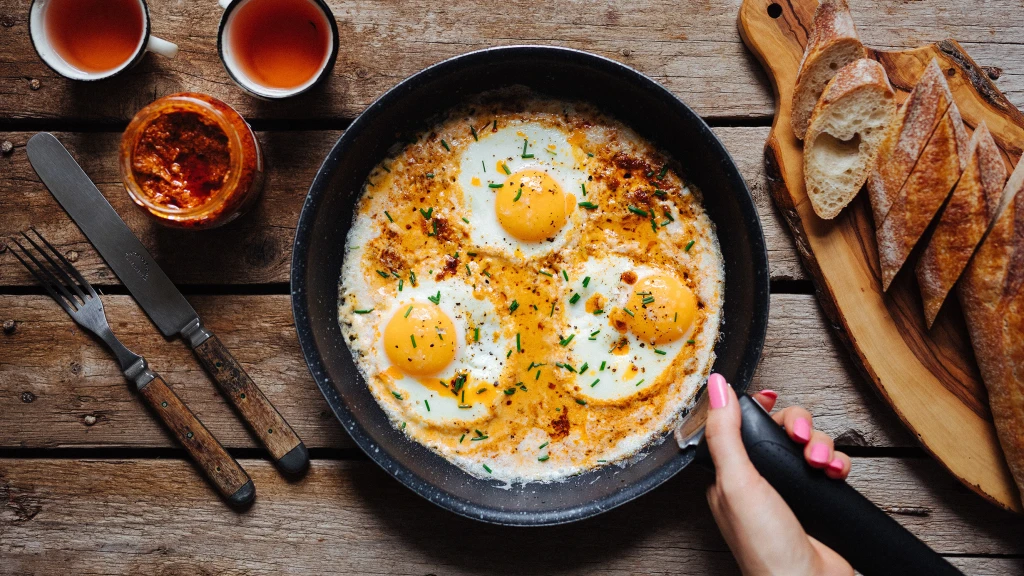 Geniální úprava vajíček. Posnídejte vejce v karamelizované smetaně
