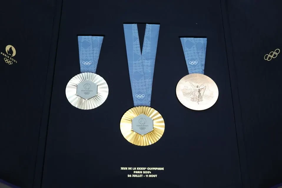 Originální medaile. Olympijští medailisté si letos z Paříže odnesou kousek Eiffelovy věže