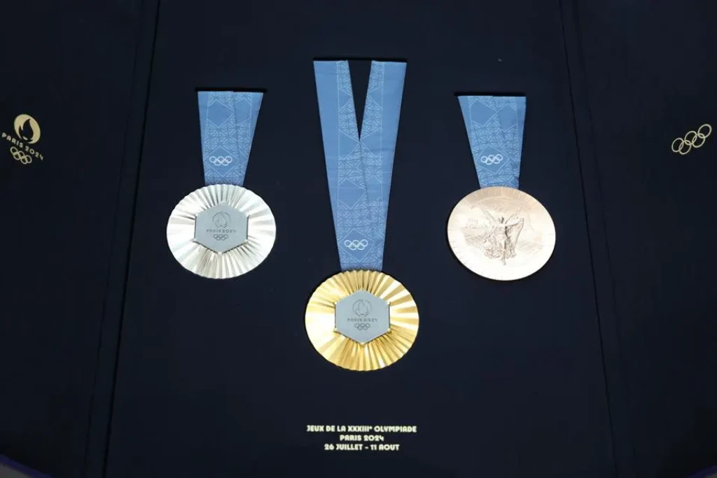 Originální medaile. Olympijští medailisté si letos z&nbsp;Paříže odnesou kousek Eiffelovy věže