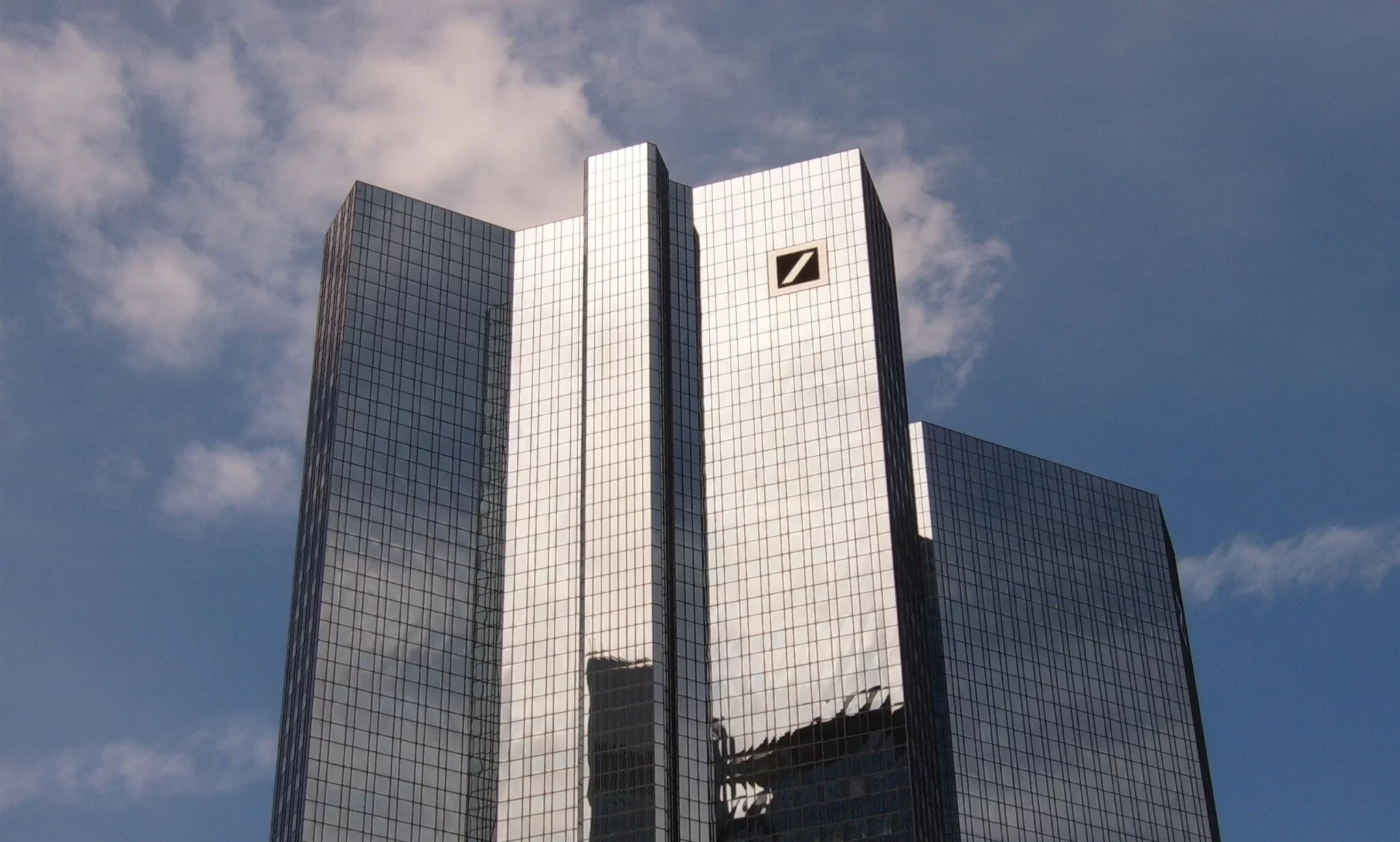 Německé Deutsche Bank ve čtvrtém čtvrtletí klesl čistý zisk. Chystá se propouštět