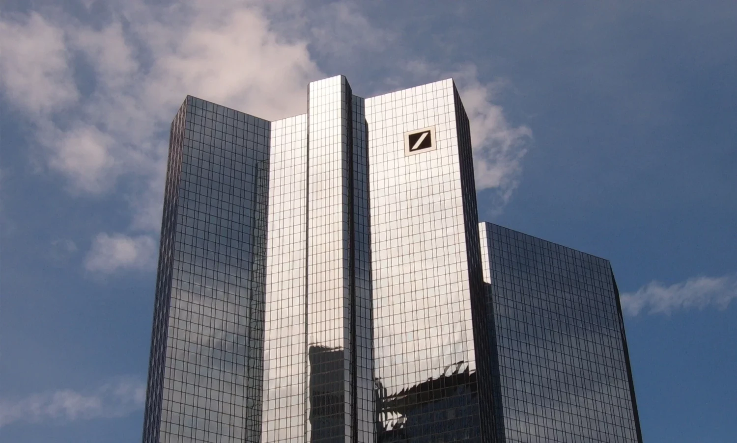Deutsche Bank si vytvoří rezervu až 1,3 miliardy eur. Důvodem je spor kolem akvizice