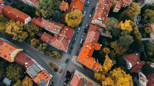 Realitní trh ožívá. Rostou prodeje i&nbsp;objemy hypoték, sazby naopak klesají