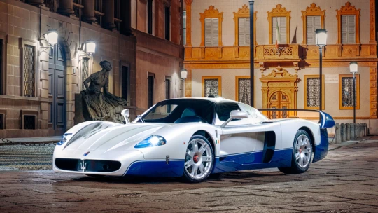 Vzácné Maserati MC12 jde do aukce. Auto za sto milionů jezdí i&nbsp;v&nbsp;Česku