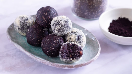 Energetické kuličky ze 6 surovin. Divoké borůvky kombinují s exotickým superfood acai