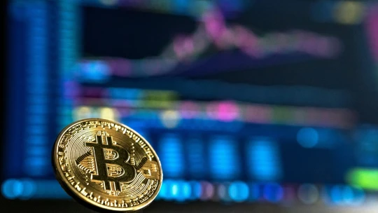 Bitcoin pokračuje v&nbsp;růstu na nová maxima. Překonal hranici 71 tisíc dolarů