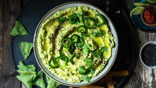 Zdravé zelené pohoštění. Hummus s edamame &#038; avokádem je rychlý a sbalitelný na cesty