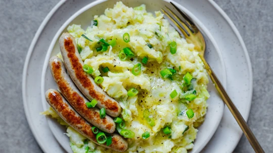 Irský colcannon. Národní jídlo, co oslavuje brambory, máslo a&nbsp;vitaminy nabitou kapustu