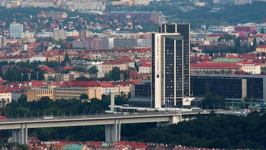 Obchod s&nbsp;pěti hvězdami. Ikonický hotel u&nbsp;Nuselského mostu mění provozovatele