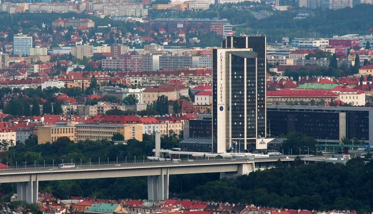Panorama Nuselského mostu s hotelem Corinthia Towers
