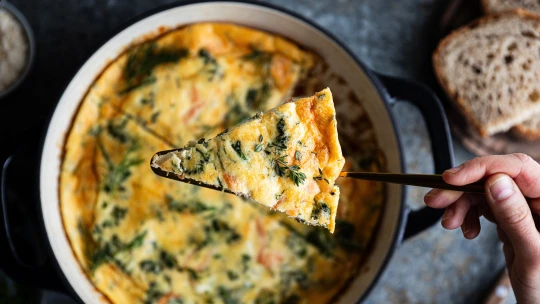 Dvacetiminutová frittata. Vláčná omeleta s lososem &#038; brokolicí