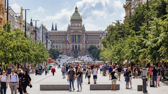 Václavské náměstí po&nbsp;rekonstrukci ožilo. Teď se na horní půlku vrátí tramvaje