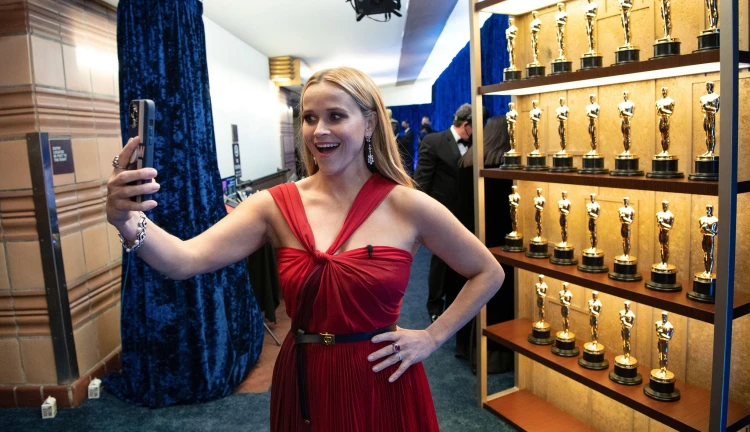 Reese Witherspoon dělá selfie s oscarovými soškami