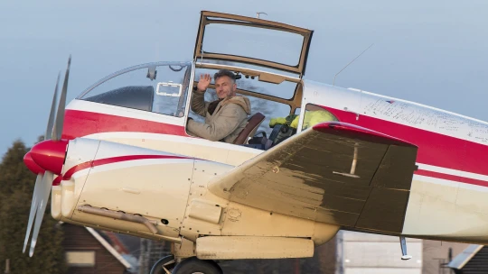 Čtyřikrát mě zavřeli, říká pilot o letu veteránem. Proč přesedá do tryskáče?