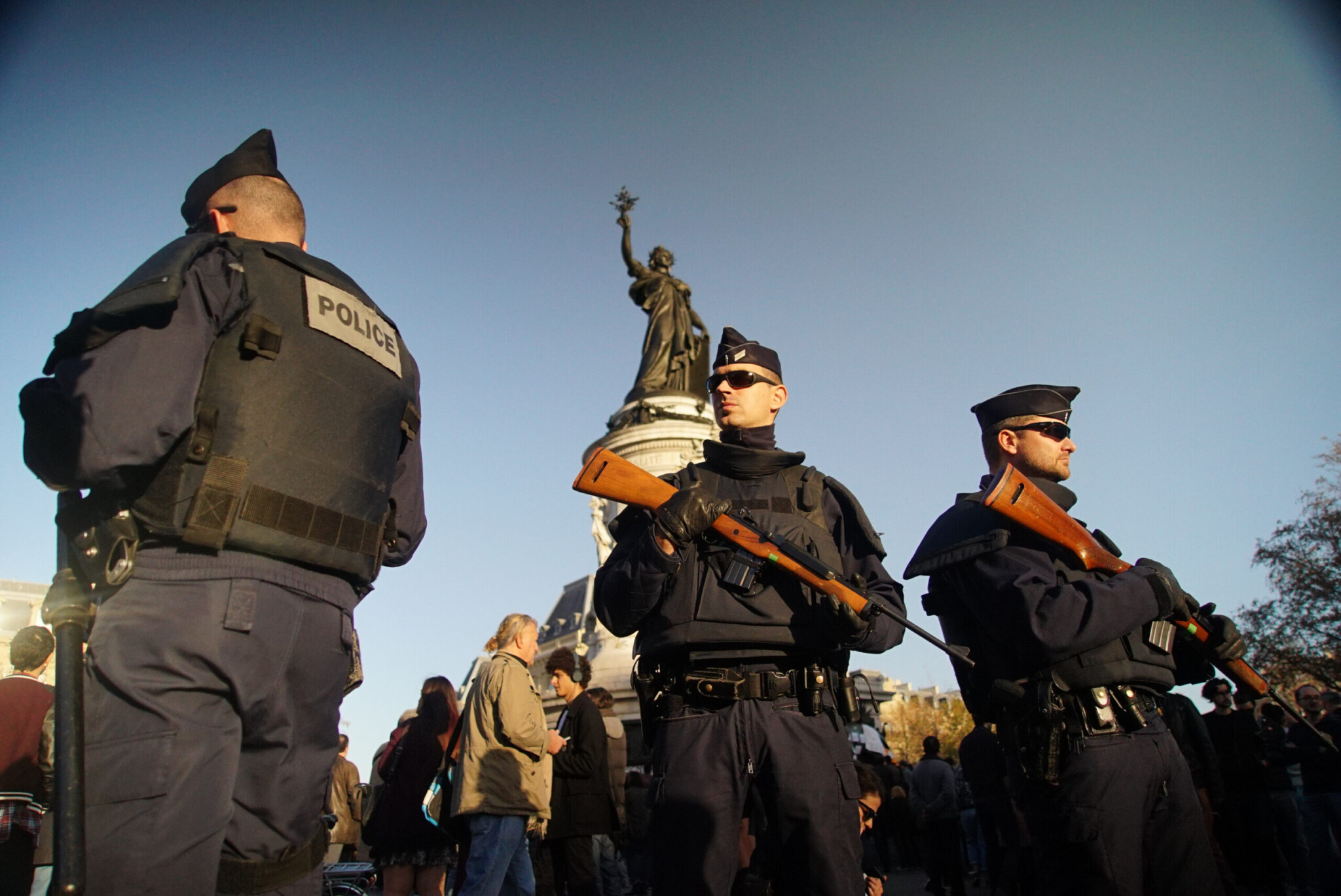 Teroristické útoky v Paříži v listopadu 2015 policie zbraně