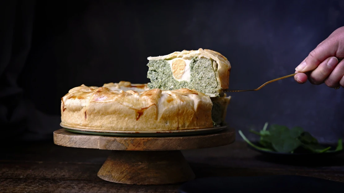 Torta pasqualina. Efektní špenátový koláč s vejci