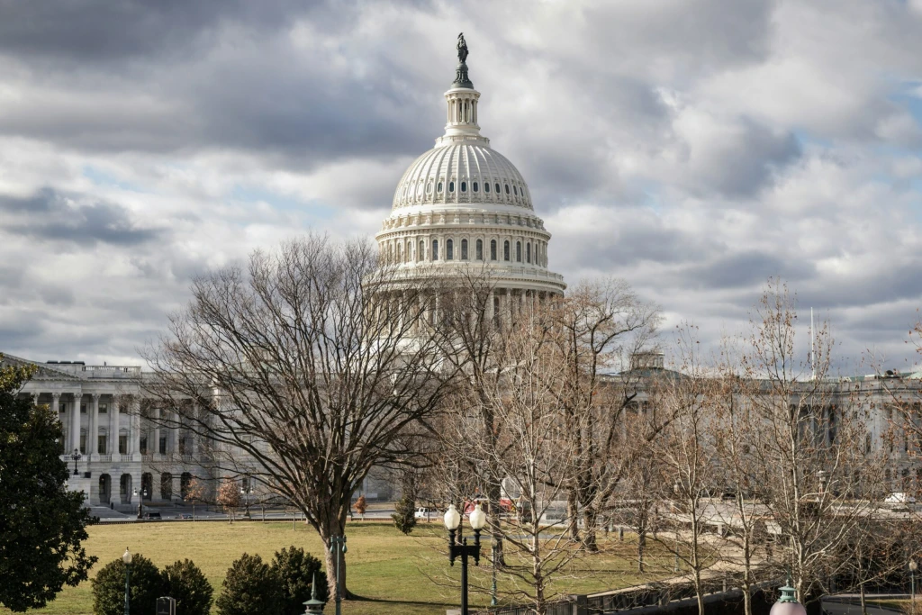 Americký senát schválil výdajový balík. Na fungování vlády připadne 1,2 bilionu dolarů