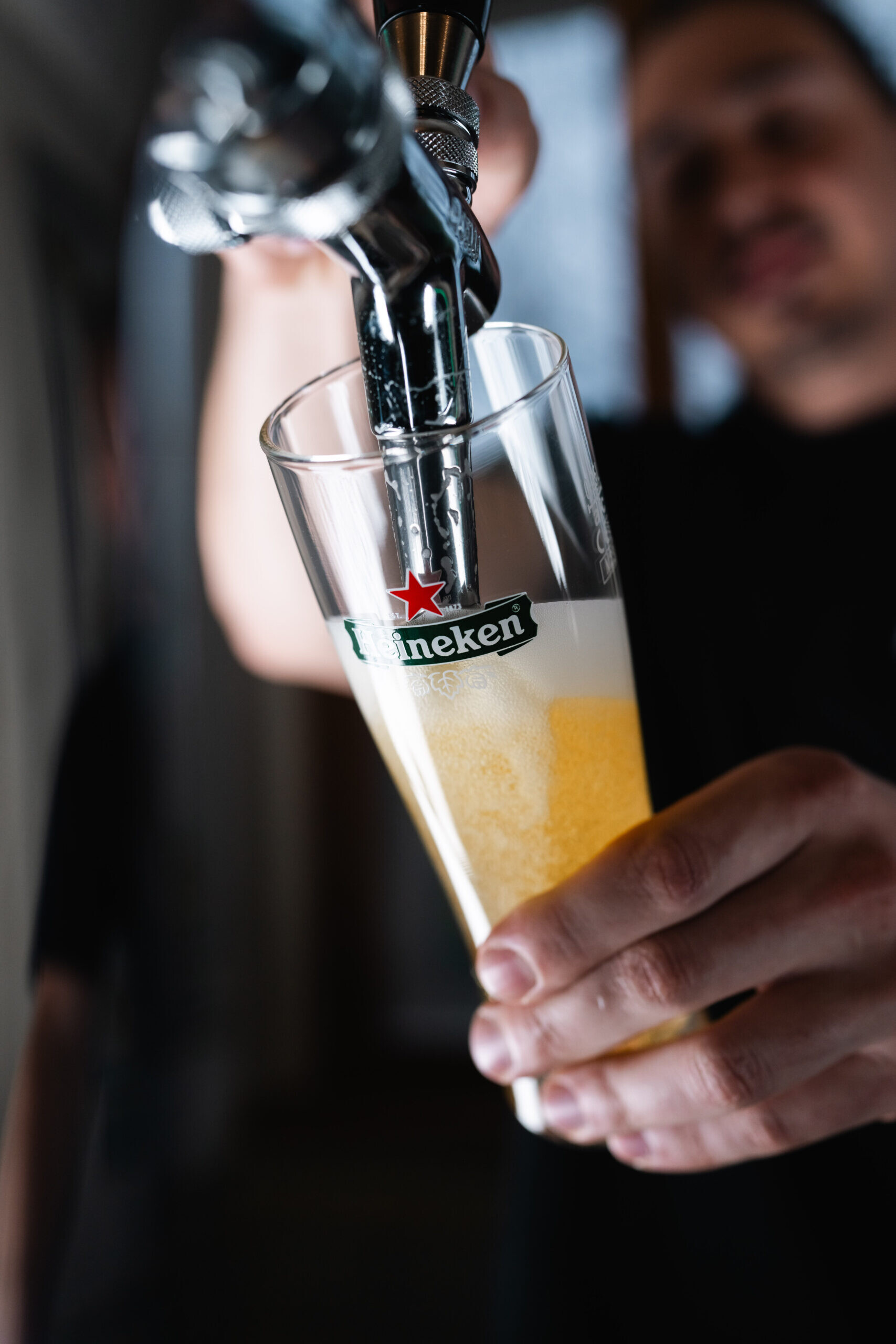 Hosté si mohli vychutnat čepovanou sklenku nizozemského piva Heineken a ikonického drinku Desperados, který je kombinací lehce perlivého ležáku s agáve spiritem.