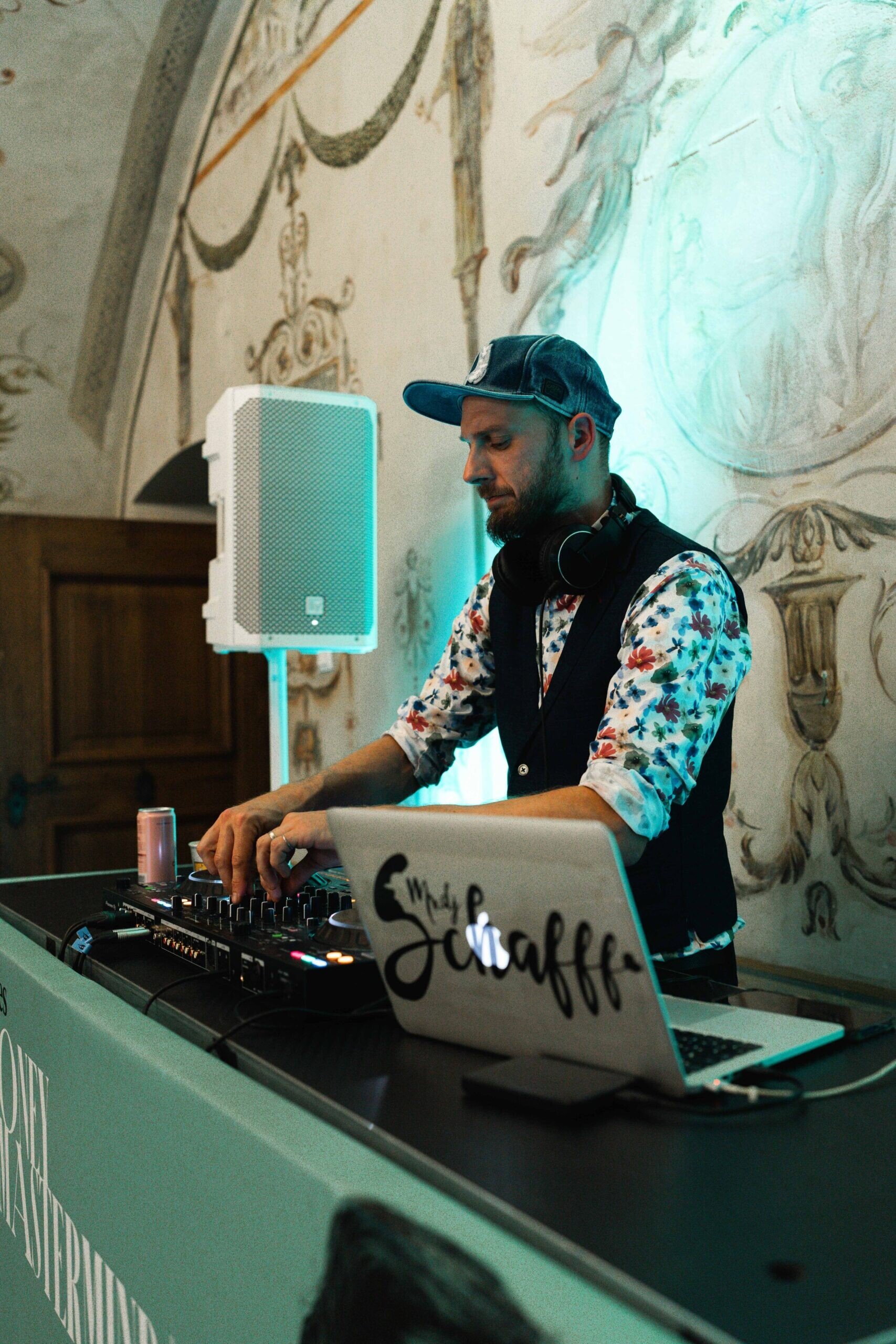 Partymaker DJ Schafff rozhýbal publikum chytlavými rytmy a cílem vykřesat jen tu nejlepší energii.