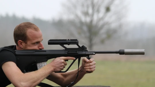 Další zbrojovka v&nbsp;českých rukou. Schönfeldova RSBC kupuje rakouský Steyr