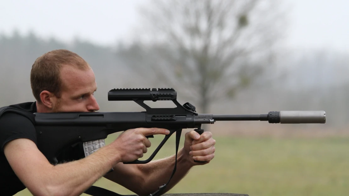 Další zbrojovka v českých rukou. Schönfeldova RSBC kupuje rakouský Steyr