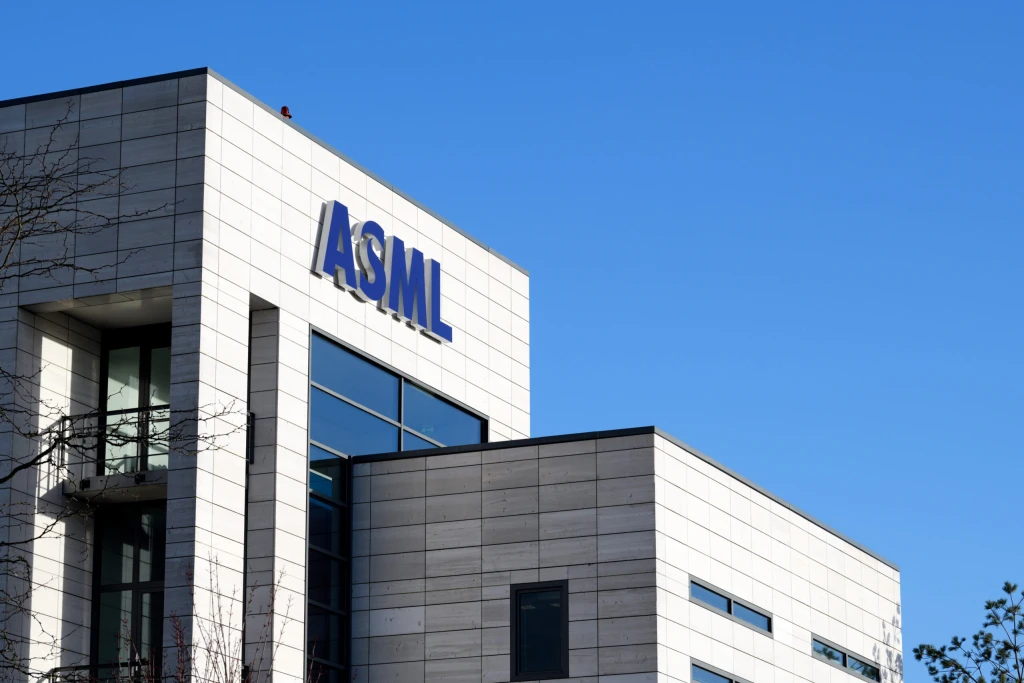 Výrobci čipů ASML pomohl prodej v Číně. Zakázek však rapidně ubylo