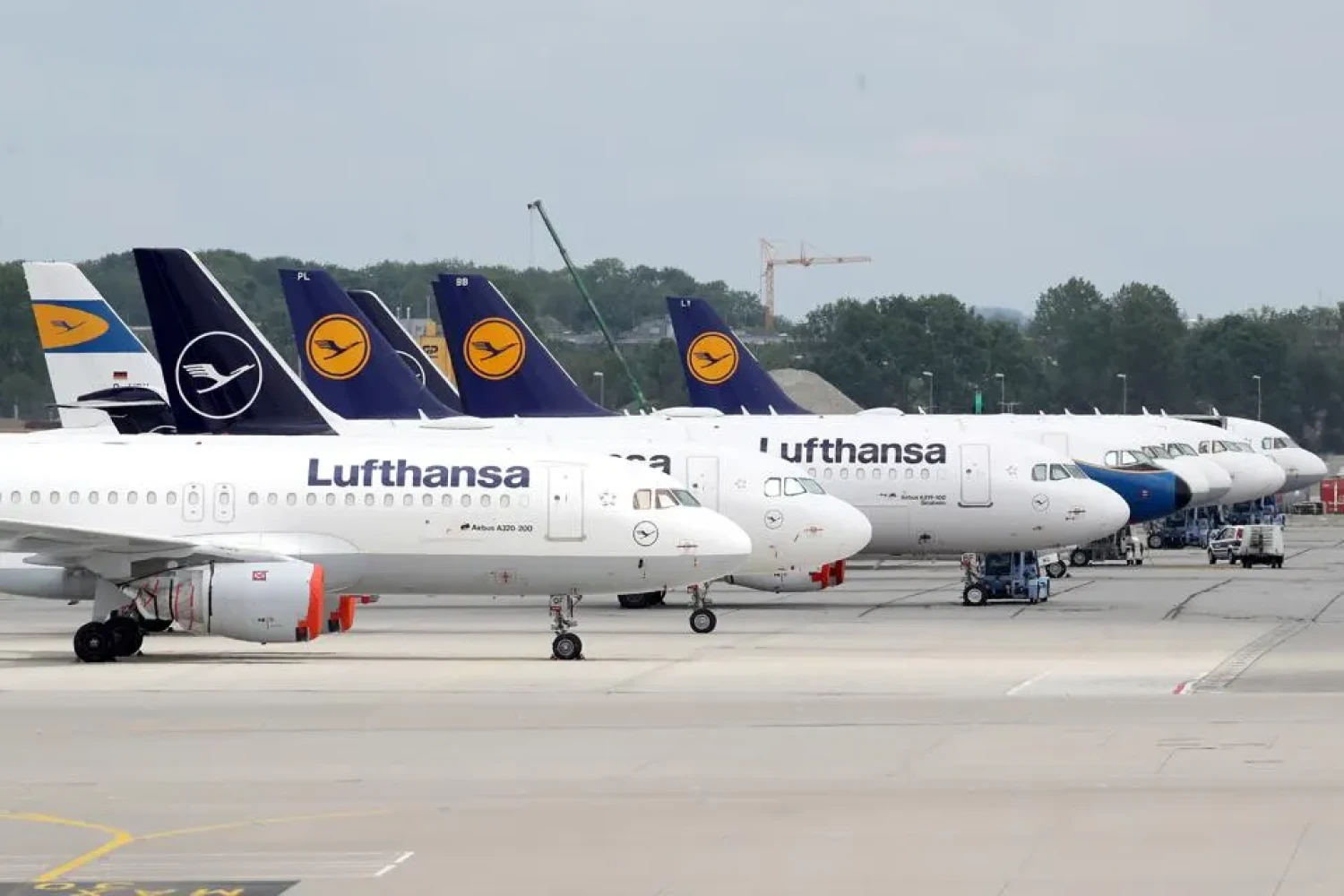 Lufthansa podruhé zhoršila letošní výhled. Zisk za druhé čtvrtletí klesl