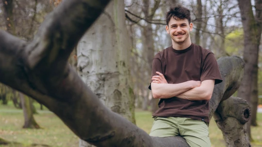 Změnu mají v rukou mladí. Čech pomáhá obnovovat lesy a odolat klimatické úzkosti