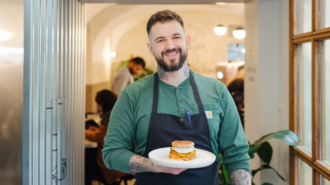 Monk Muffin. Šťavnatý burger, který si dáte rádi i k snídani