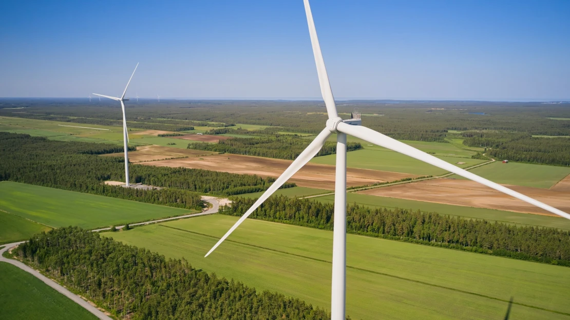 Globální přechod na obnovitelné zdroje energie loni zpomalil. Brzdí ho politické tlaky