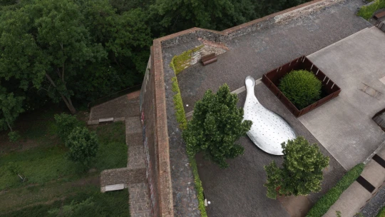 Obří ocelová kapka. Na pražském Bastionu je k&nbsp;vidění zapomenuté Kaplického dílo